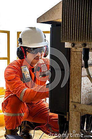 Technician,Instrument technician on the job calibrate or function check pneumatic control valve in process oil and gas platform o Stock Photo