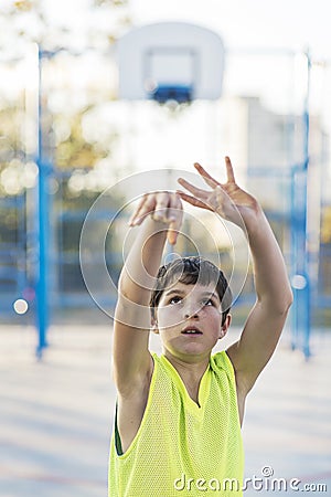 Teenage playing basketball on an outdoors court Stock Photo