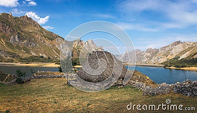 Teito, ancient hut in Lake Valley Stock Photo