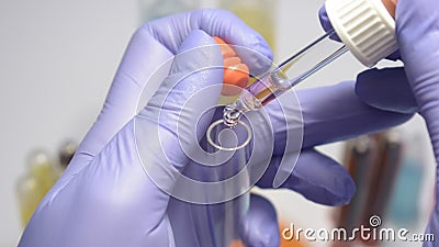 Tekniker för forskningslaboratorium för oncology för cancer för immunotherapy för forskning för stamceller med handskar genom att stock video Tekniker för forskningslaboratorium för oncology för cancer för immunotherapy för forskning för stamceller med handskar genom att stock video