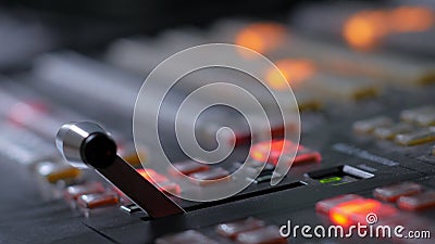 Telewizyjny dyrektor rusza się rękojeść na pulpicie operatora podczas tv ekranizaci w studiu Telewizyjny dyrektor rusza się rękojeść na pulpicie operatora podczas tv ekranizaci w studiu