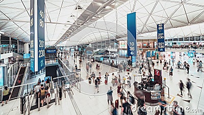 Temps-faute des personnes serrées marchant dans le terminal de transit d'aéroport de Hong Kong Transport d'air, tourisme internat Temps-faute des personnes serrées marchant dans le terminal de transit d'aéroport de Hong Kong Transport d'air, tourisme internat