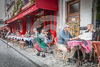 Terrace of a typically Parisian restaurant in the Montmartre di Editorial Stock Photo