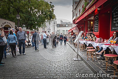 Terrace of a typically Parisian restaurant in the Montmartre di Editorial Stock Photo