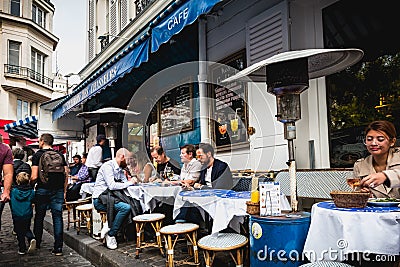 Terrace of a typically Parisian restaurant in the Montmartre di Editorial Stock Photo