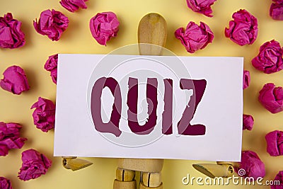 Text sign showing Quiz. Conceptual photo Short Tests Evaluation Examination to quantify your knowledge written on Sticky Note pape Stock Photo