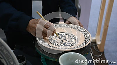 Thai craftsmanship keramicist tekening of schilderij op aardewerk van keramisch aardewerk in studio stock footage Thai craftsmanship keramicist tekening of schilderij op aardewerk van keramisch aardewerk in studio stock footage