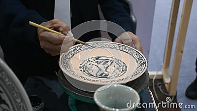 Thai craftsmanship keramicist tekening of schilderij op aardewerk van keramisch aardewerk in studio stock video Thai craftsmanship keramicist tekening of schilderij op aardewerk van keramisch aardewerk in studio stock video