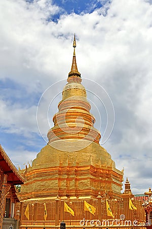 Thai Golden pagoda at Wat Phrathat Hariphunchai Woramahavihan te Stock Photo