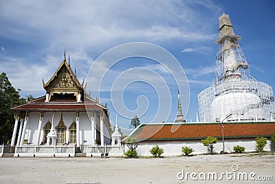 Chedi and ubosot of Wat Phra Mahathat Woramahawihan in Nakhon Si Thammarat, Thailand Stock Photo