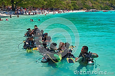 THAILAND, ISLAND CORAL, MARCH 19, 2018 - Group chinese tourists learns to swim with scuba. Coach shows how to use breathing system Editorial Stock Photo