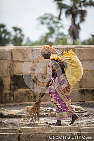 THANGAUR, INDIA-FEBRUARY 13: Indian worker on February 13, 2013 Editorial Stock Photo