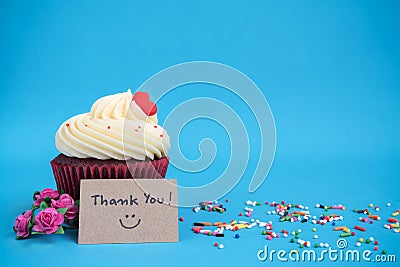 Thank you note with cupcake and pink bouquet rose flower Stock Photo