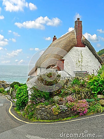 Thatched cottage in cadgwith, historic fishing village, south en Stock Photo