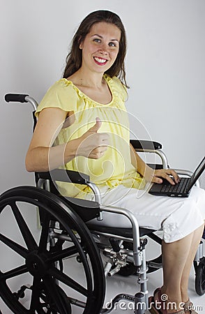thumbs-up-woman-wheelchair-20036506.jpg