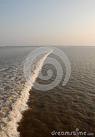 Tidal bore on the estuary of the Qiantang River near Hangzhou, China Stock Photo