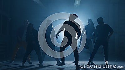 Tienerjaren die aan het dansen slag buiten deelnemen Tienerjaren die aan het dansen slag buiten deelnemen
