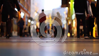 Tijdtijdspanne van Menigte van Mensen die in Wandelgalerij winkelen - sluit omhoog van Voeten stock videobeelden Tijdtijdspanne van Menigte van Mensen die in Wandelgalerij winkelen - sluit omhoog van Voeten stock videobeelden