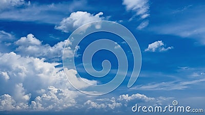 Time lapse de las nubes blancas que se mueven contra un cielo azul - 30p 4k Time lapse de las nubes blancas que se mueven contra un cielo azul - 30p 4k