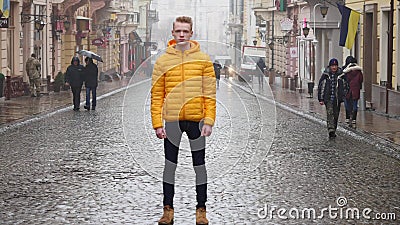 Timelapse av den stående stillheten för ung man på trottoaren i folkmassatrafikström med att flytta sig för folk som är snabbt arkivfilmer Timelapse av den stående stillheten för ung man på trottoaren i folkmassatrafikström med att flytta sig för folk som är snabbt arkivfilmer