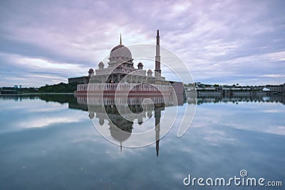 Timelapse de la salida del sol en la mezquita de Putra, Putrajaya, Malasia Timelapse de la salida del sol en la mezquita de Putra, Putrajaya, Malasia