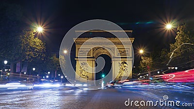 Timelapse del tráfico de la noche cerca del arco triunfal Timelapse del tráfico de la noche cerca del arco triunfal