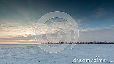 Timelapse Rusland De beweging van de wolken bij zonsondergang in de sneeuwsteppe in de winter stock footage Timelapse Rusland De beweging van de wolken bij zonsondergang in de sneeuwsteppe in de winter stock footage