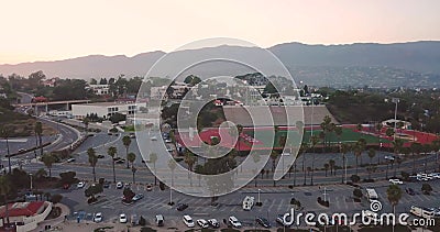 Tir d'antenne de dron de plage de coucher du soleil de Santa Barbara banque de vidéos Tir d'antenne de dron de plage de coucher du soleil de Santa Barbara banque de vidéos