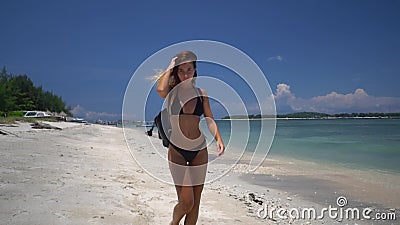 Tir extérieur de la belle femme sexy marchant sur la plage banque de vidéos Tir extérieur de la belle femme sexy marchant sur la plage banque de vidéos