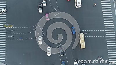 Tir tournant de bourdon aérien de carrefour dans la ville, les voitures et les autobus conduisant par l'avenue Au coucher du sole banque de vidéos Tir tournant de bourdon aérien de carrefour dans la ville, les voitures et les autobus conduisant par l'avenue Au coucher du sole banque de vidéos
