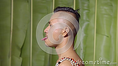 Un Adulte Qui S Arrache La Langue Clips Videos Video Du Isolement Langue