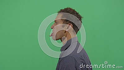 Tirage Lateral D Un Homme Adulte En Train De Tirer La Langue Banque De Videos Video Du Adulte Bouche