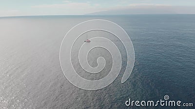 Tiro aéreo Iate de navigação só nas águas azuis do oceano De encontro ao céu azul O conceito do active vídeos de arquivo Tiro aéreo Iate de navigação só nas águas azuis do oceano De encontro ao céu azul O conceito do active vídeos de arquivo