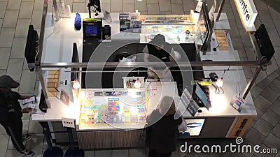 Tiro superior del boleto de lotería de compra de la gente almacen de video Tiro superior del boleto de lotería de compra de la gente almacen de video