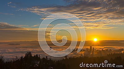 Tjock rullande tät dimma över stad av Portland Oregon med snö täckte monteringen Hood One Early Morning på den soluppgångTid scha lager videofilmer Tjock rullande tät dimma över stad av Portland Oregon med snö täckte monteringen Hood One Early Morning på den soluppgångTid scha lager videofilmer