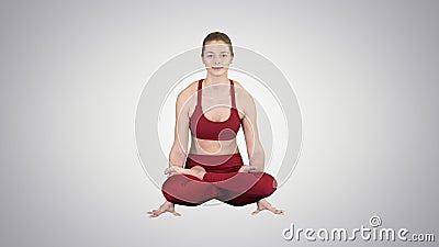 Tolasana of de Schaal stelt Mooie vrouw doet de houding van de het wapenlift van de Yogazitting op gradiëntachtergrond stock videobeelden Tolasana of de Schaal stelt Mooie vrouw doet de houding van de het wapenlift van de Yogazitting op gradiëntachtergrond stock videobeelden