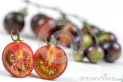 Tomate Yoom en macro tranch e en deux. Stock Photo