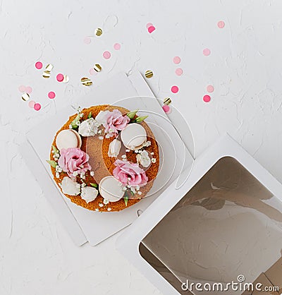 Top view of a honey cake with flowers on a box base next to windowed top Stock Photo