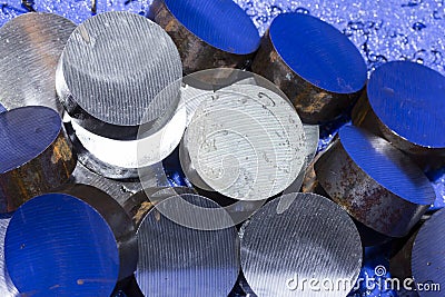 Top view many steel piece round shape after cutting by band saw machine in blue plastic box Stock Photo