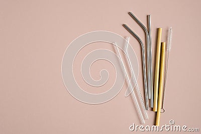 Top view reusable drinking straws made from glass, bamboo, stainless steel. Sustainable lifestyle. Zero waste, plastic free Stock Photo