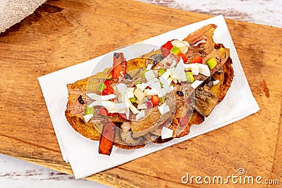 Top view of a rustic bread brusquette with mayonnaise, bacon, mushrooms and vinaigrette, drizzled with olive oil. Typical Spanish Stock Photo