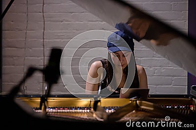 TORONTO, CANADA - NOVEMBER 3, 2017: HOLLY BOWLING IN CONCERT AT GALLERY 345 Editorial Stock Photo