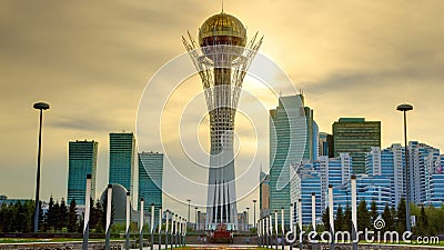 Torre de Bayterek na capital de Astana de Cazaquistão no timelapse bonito do por do sol Torre de Bayterek na capital de Astana de Cazaquistão no timelapse bonito do por do sol