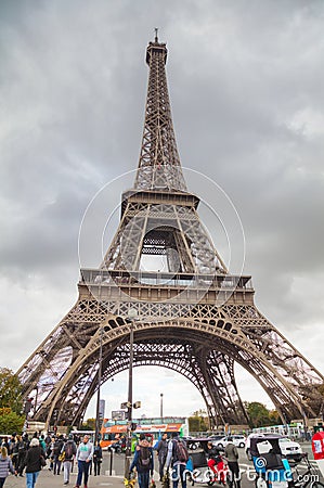 torre-eiffel-circondata-dai-turisti-83767748.jpg (299×450)