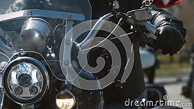 Tour de groupe de beaucoup de motards de culture secondaire sur la voie un jour ensoleillé d'été sur les motos faites sur command clips vidéos Tour de groupe de beaucoup de motards de culture secondaire sur la voie un jour ensoleillé d'été sur les motos faites sur command clips vidéos