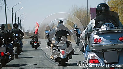 Tour de groupe de beaucoup de motards de culture secondaire sur la voie un jour ensoleillé d'été sur les motos faites sur command banque de vidéos Tour de groupe de beaucoup de motards de culture secondaire sur la voie un jour ensoleillé d'été sur les motos faites sur command banque de vidéos