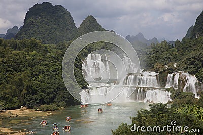 Tourist boats viewing Detian Waterfalls in Guangxi Province, Chi Stock Photo
