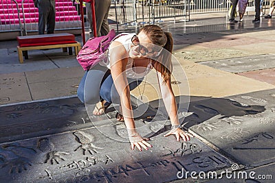 Tourist puts hand in handprints of twilight saga stars in Los Angeles Editorial Stock Photo