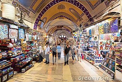 Touristen, die den großartigen Basar in Istanbul, die Türkei besichtigen Redaktionelles Bild