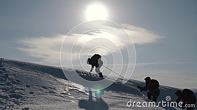 Touristes escaladant une falaise de neige de montagne Étirage d'un coup de main aide de personnes Travail d'équipe, concept de tr banque de vidéos Touristes escaladant une falaise de neige de montagne Étirage d'un coup de main aide de personnes Travail d'équipe, concept de tr banque de vidéos